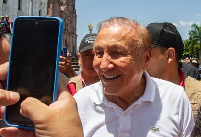 Rodolfo Hernández, mientras es grabado con un teléfono móvil durante su visita a Piedecuesta (Colombia)