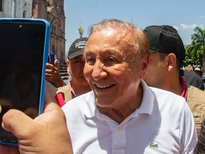 Fotografía de archivo fechada el 22 de mayo de 2022 que muestra al candidato presidencial Rodolfo Hernández, mientras es grabado con un teléfono móvil durante su visita a Piedecuesta (Colombia).