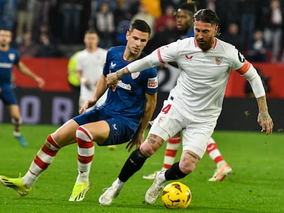 Sergio Ramos controla el balón ante Guruzeta.