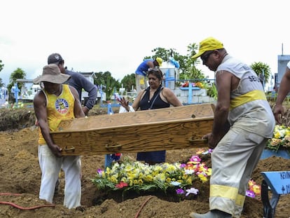 Familiares enterram os mortos durante o massacre de Manaus.