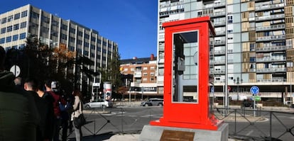 La cabina roja que homenajea al cineasta Antonio Mercero en Madrid. 