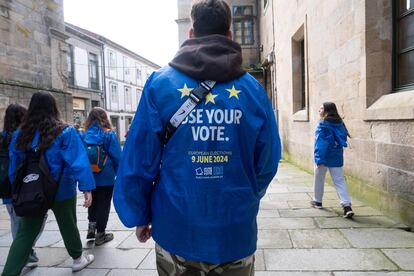 Un centenar de jóvenes de cinco países hacen el Camino de Santiago para promover las elecciones europeas, en una iniciativa promovida por la Oficina del Parlamento Europeo en España.