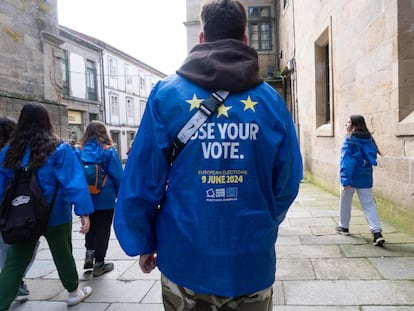 Jóvenes pertenecientes de un grupo de cinco países que recorre el Camino de Santiago para promover las elecciones europeas, en una iniciativa de la Oficina del Parlamento Europeo en España, el pasado marzo en Santiago de Compostela.