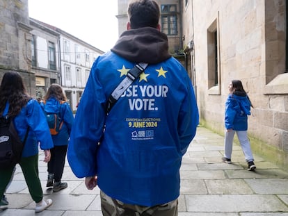 Un centenar de jóvenes de cinco países hacen el Camino de Santiago para promover las elecciones europeas, en una iniciativa promovida por la Oficina del Parlamento Europeo en España.