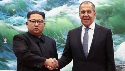 El jefe de la diplomacia rusa, Serguéi Lavrov, y líder norcoreano Kim Jong-un, en Pyongyang.