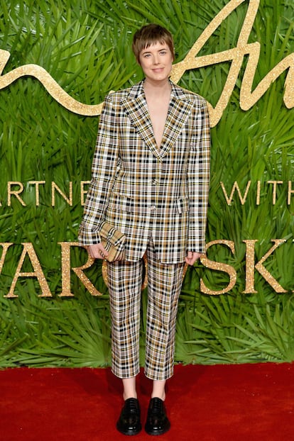 La modelo Agyness Deyn fue una de las pocas que apostó por dejar en casa el vestido y se atrevió con un traje de chaqueta de aires masculino.