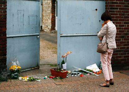 Una mujer muestra su dolor ante la casa del sacerdote, Jacques Hame, tras ser asesinado en Normandía, el 27 de julio de 2016.