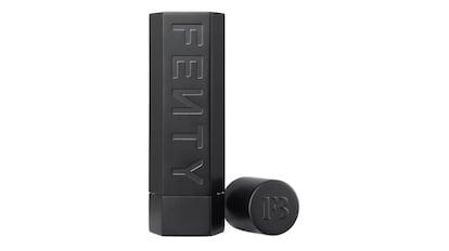 El estuche de este pintalabios es intercambiable. FENTY.