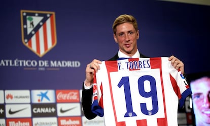 Fernando Torres muestra la camiseta con el número 19, durante su presentación en el Vicente Calderón.