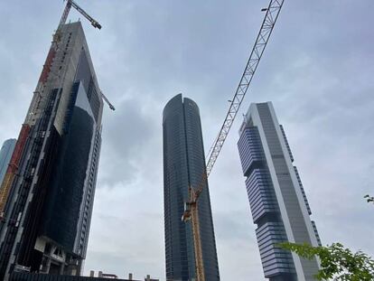 Obras de la Torre Caleido en el entorno de las Cuatro Torres de Madrid, esta semana.