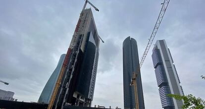 Obras de la Torre Caleido en el entorno de las Cuatro Torres de Madrid, esta semana.