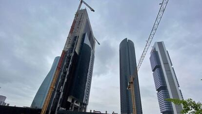 Obras de la Torre Caleido en el entorno de las Cuatro Torres de Madrid, esta semana.