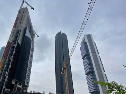 Obras de la Torre Caleido en el entorno de las Cuatro Torres de Madrid, en abril.