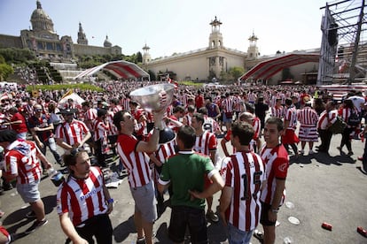 Aficionados del Athletic con una réplica de la Copa del Rey.