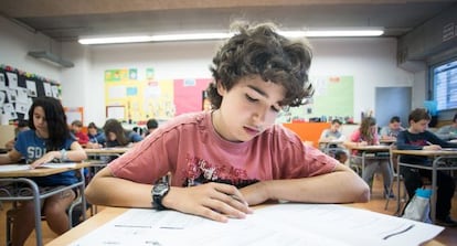 Un alumno de sexto de Primaria de la escuela Pere IV de Barcelona durante la evaluaci&oacute;n.