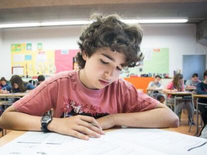 Un alumno de sexto de Primaria de la escuela Pere IV de Barcelona durante la evaluaci&oacute;n.