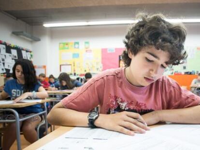 Un alumno de sexto de Primaria de la escuela Pere IV de Barcelona durante la evaluaci&oacute;n.