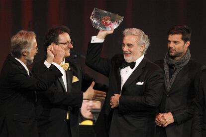 Plácido Domingo, con Ricky Martin tras recibir el galardón.