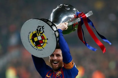 Messi alza el trofeo de campeones de Liga 2018-2019, este sábado en el Camp Nou.