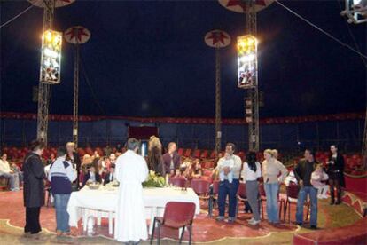 Un momento de la ceremonia de los bautizos y comuniones celebrados bajo la carpa de un circo en Segovia.