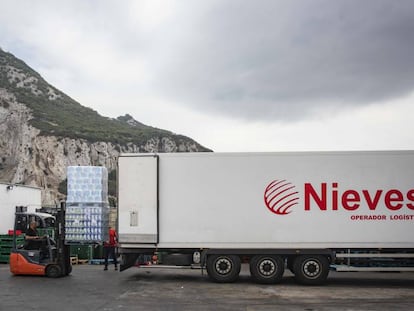 Trabajadores españoles descargando mercancías en el supermercado Eroski junto al aeropuerto de Gibraltar.