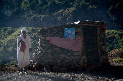 Un hombre mira a cámara junto a su choza, en las afueras de Adigrat. Aunque la región ha progresado mucho, la pobreza es aún muy visible.
