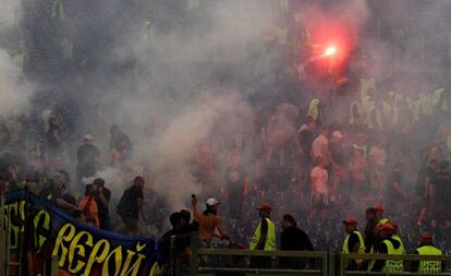 Los aficionados del CSKA encienden bengalas en el Estadio Olímpico de la Roma.