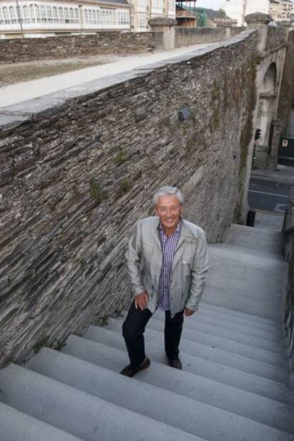 El periodista Fernando Ónega, en la muralla de Lugo, en 2011.