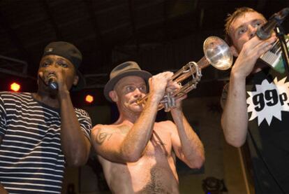 Yakim, Flea y Albarn, en Lagos.