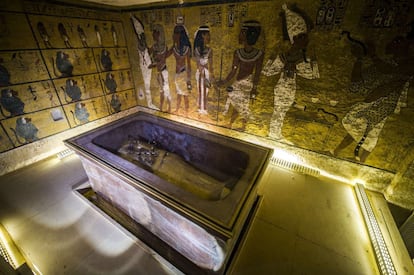 "Fins ara el resultat principal és que hi ha alguna cosa, tot i que encara és desconeguda, darrere de la part de l'emmurallat nord de la tomba", ha dit el cap del Departament d'Antiguitats egipci, Mahmud Afifi. A la imatge, vista del sarcòfag de Tutankamon a Luxor.