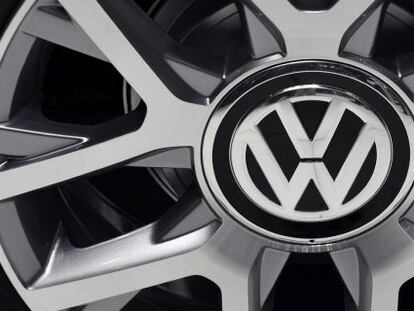 Detalle del logotipo de Volkswagen en la llanta de un coche expuesto en el Sal&oacute;n del Autom&oacute;vil de Tokio (Jap&oacute;n). EFE/Archivo