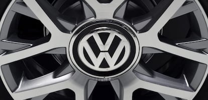 Detalle del logotipo de Volkswagen en la llanta de un coche expuesto en el Salón del Automóvil de Tokio (Japón). EFE/Archivo