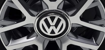 Detalle del logotipo de Volkswagen en la llanta de un coche expuesto en el Sal&oacute;n del Autom&oacute;vil de Tokio (Jap&oacute;n). EFE/Archivo