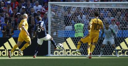 Paul Pogba, marca el segundo gol de la selección francesa ante Australia.