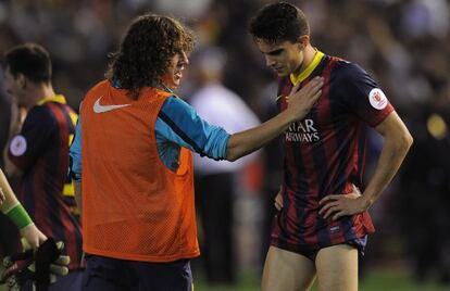 Puyol consuela a Bartra tras el partido.