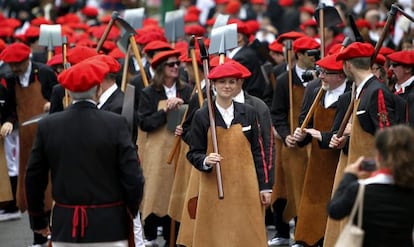 Varias mujeres durante el desfile del Alarde mixto en Irun.