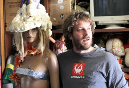 El artista Javier San Martín junto a una de las maniquíes que decoran su casa-taller en Irún.