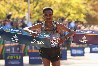 El eritreo Ghebreslassie en el instante en el que cruza la línea de meta para convertirse, a los 20 años, en el ganador más joven del maratón de Nueva York.