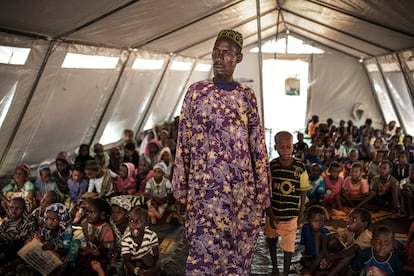 Un profesor reclutado entre los propios desplazados enseña nociones básicas a los más pequeños en una escuela improvisada en el terreno de fútbol de Mopti, Mali.