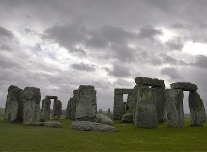 Detalle del complejo religioso de Stonehenge, ubicado a 14 kilómetros de Salisbury y a 150 kilómetros de Londres. El 22 de diciembre el conjunto se convierte en el marco de piedra del solsticio invernal. El sol sale sobre una piedra ubicada en el lado opuesto a la entrada del círculo, indicando a los granjeros que es tiempo de siembra.