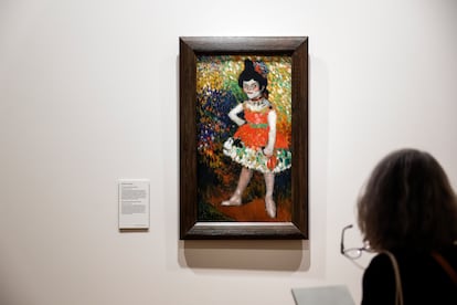 Una mujer observa 'La nana', de Pablo Picasso. 