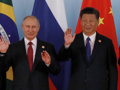 Os presidentes Vladimir Putin (esquerda) e Xi Jimping (direita), nesta terça-feira na cimeira dos BRIC.