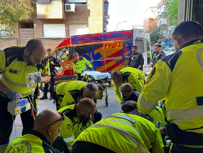 Los sanitarios del Samur atienden a la víctima herida en la calle López Grass de Madrid, este sábado 26 de abril.