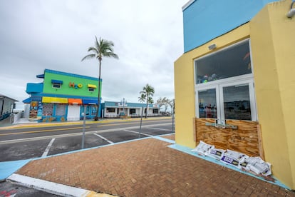 Negocios cerrados y refuerzos de bolsas de arena en las calles de la ciudad en Bonita Beach, Florida, EE.UU. que se prepara para el huracán Milton, 08 de octubre de 2024.