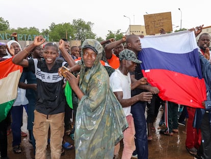 Manifestantes partidarios del golpe de Estado en Níger con banderas de su país y de Rusia en Niamey, capital del país.