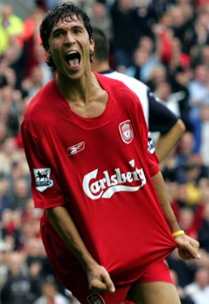 Luis García celebra un gol con el Liverpool.