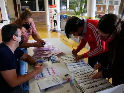 Funcionarios realizan el conteo de boletas de la consulta de revocación, en Guadalajara.