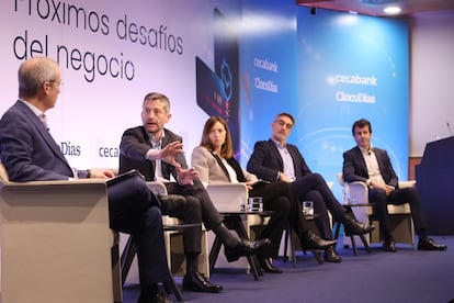 De izquierda a derecha: Julio César Fernández, director desarrollo de negocio y soporte operativo de Cecabank; Juan Luis Encinas, CEO de Iberpay; Alejandra Bernabei, directora general de EURO 6000; Alberto López, vicepresidente de seguridad de activos digitales en Mastercard y Gonzalo Pérez del Arco, vicepresidente de asuntos gubernamentales de American Express Europe. 