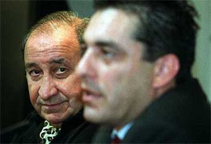 Jesús Gil observa a Paulo Futre durante una conferencia de prensa en 2002.