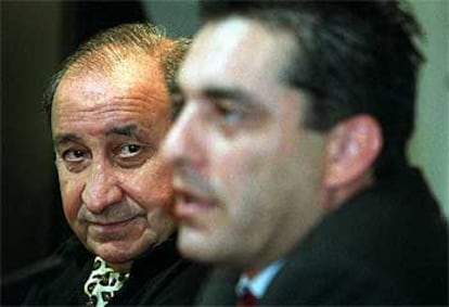 Jesús Gil observa a Paulo Futre durante una conferencia de prensa en 2002.